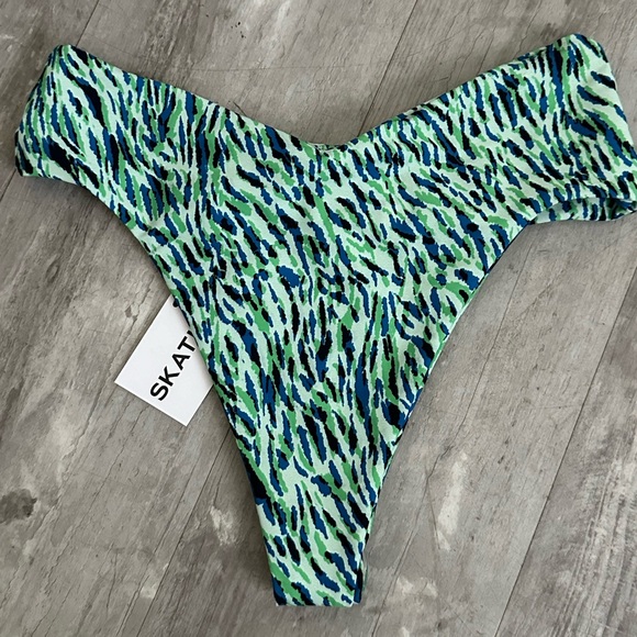 Skatie Bikini Bottom - Picture 4 of 5